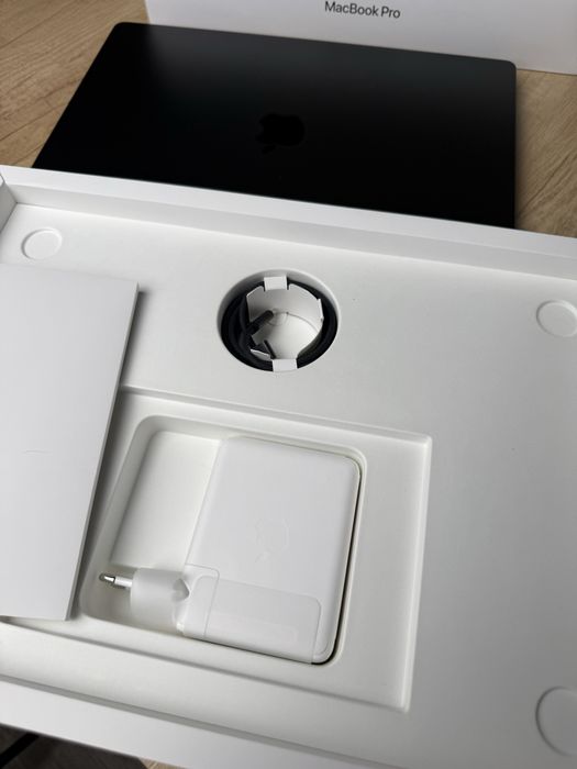 Macbook Pro 16”  M4 Max + Garantia icare+ 2027