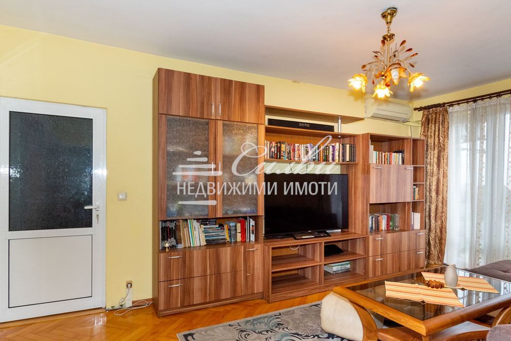 Четиристаен апартамент до училищата - кв.Добруджански!