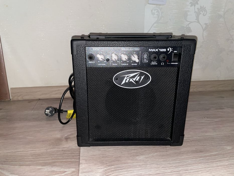 Продаю Басовый комбоусилитель