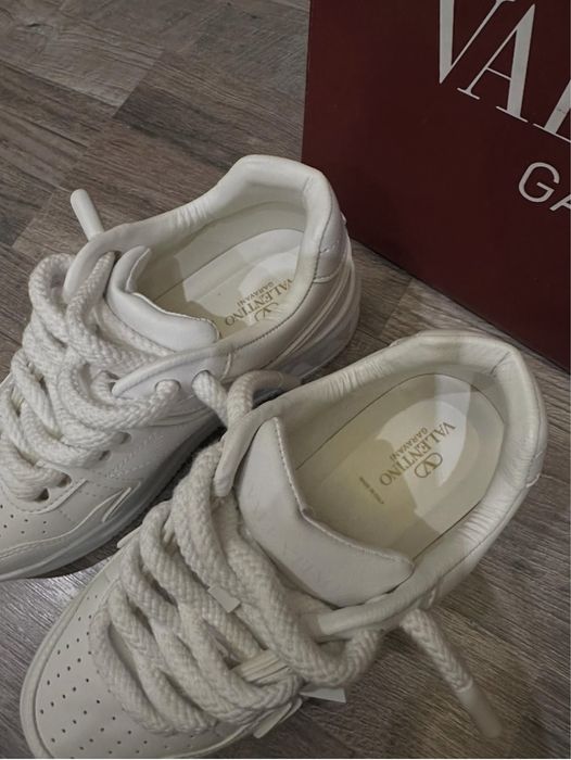 Чисто нови обувки Valentino