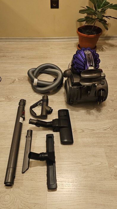 Dyson DC32 – реновирана, отлично състояние, с нов оригинален двигател