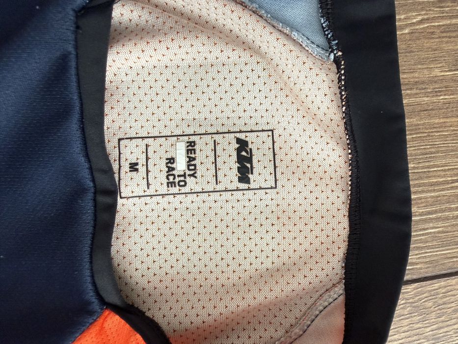 Pantaloni si tricou KTM