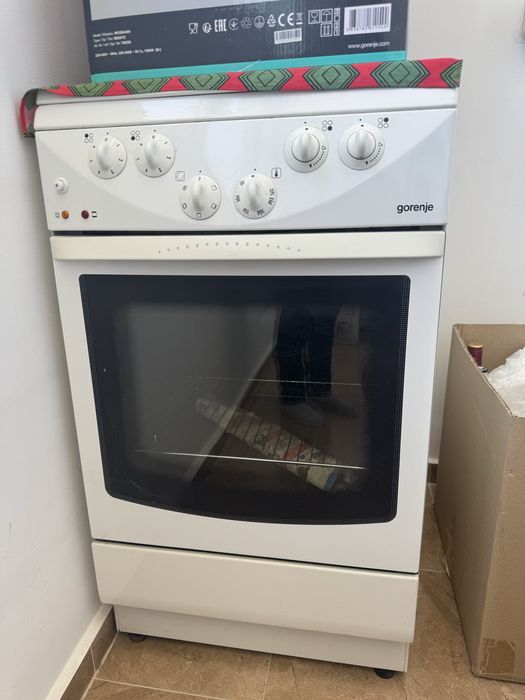 Готварска печка Gorenje в перфектно състояние , комбинирана с електрически и газови котлони и микровълнова фурна немска LIFETEC