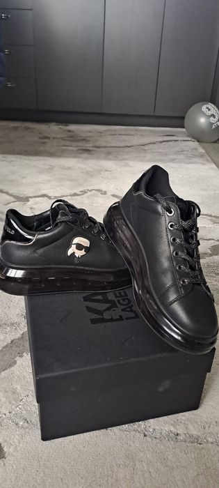 Продават се спортни обувки Карл Лагерфелд