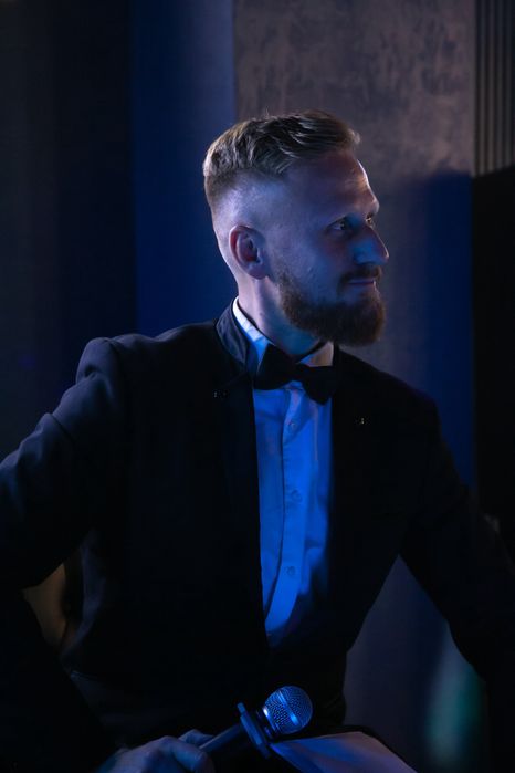 Ведущий Платон Лебедев