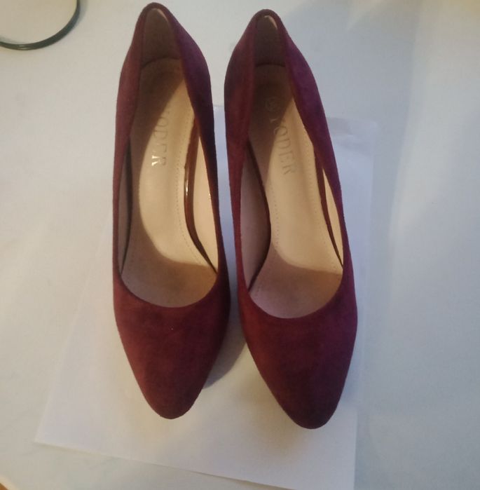 Срочно продам замшевые туфли