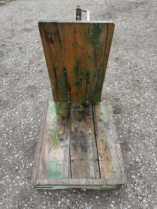 Стара механична платформена везна – ретро индустриален стил