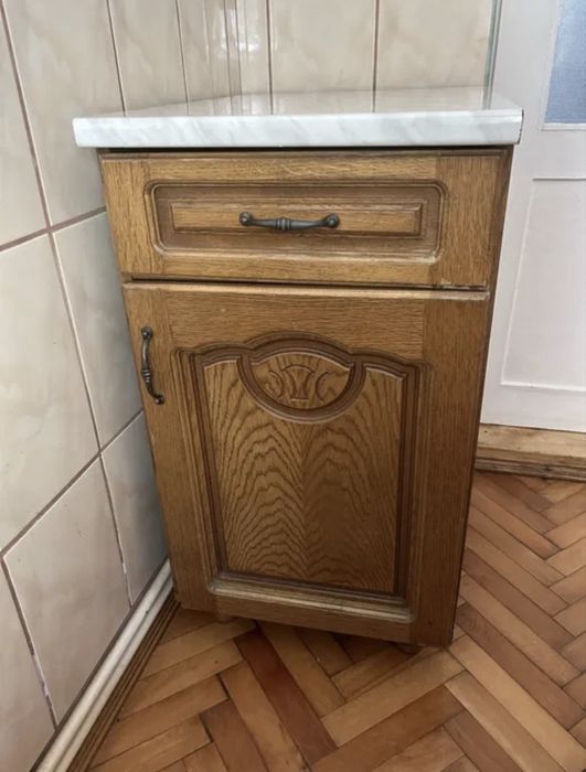 Două corpuri de bucătărie din lemn