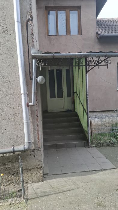 Vind casa cu anexe si gradina