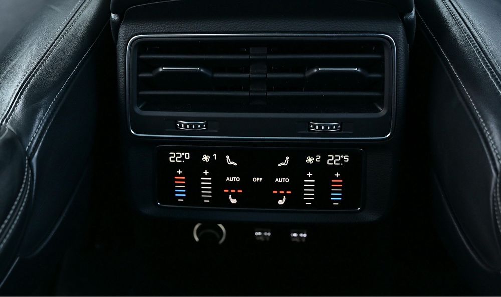 Audi q8 09/2018 s line  interior exterior extra full alb/negru