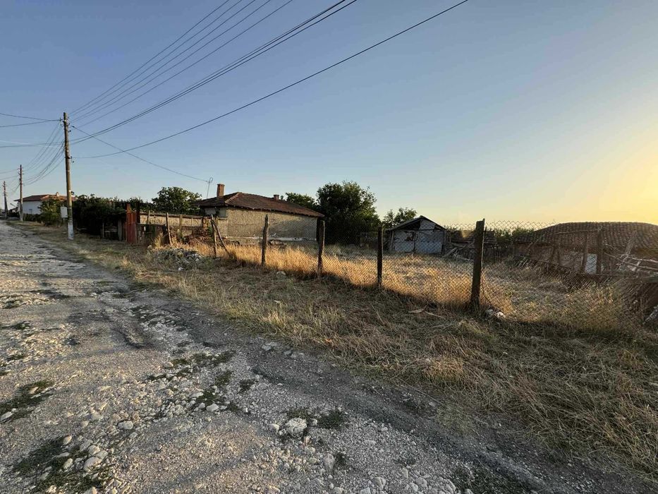 Продавам къща в с.Чернолик с много голям двор