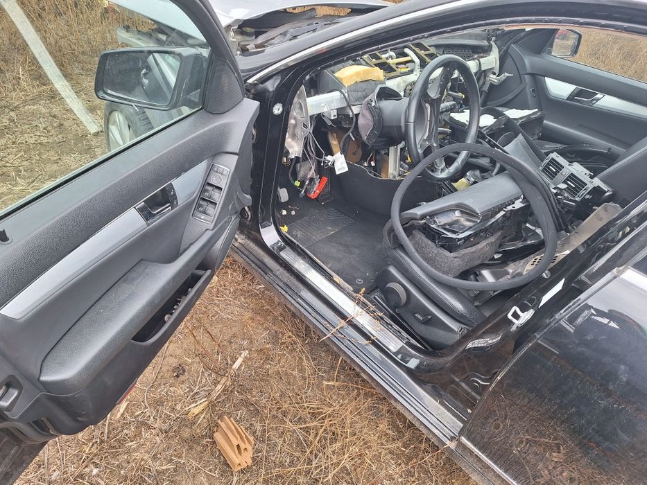 Dezmembrez mercedes w204 2011