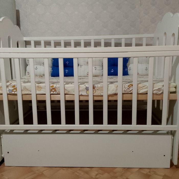 Детская кровать с полками