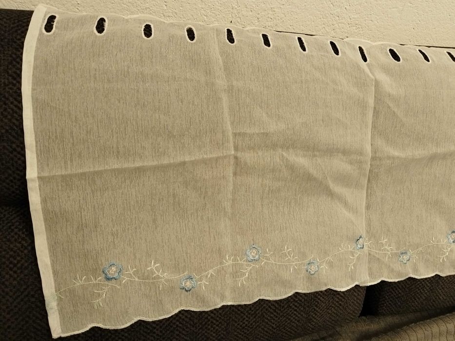 2 броя затъмняващи пердета с перделик и връзки и 2 бр къси пердета