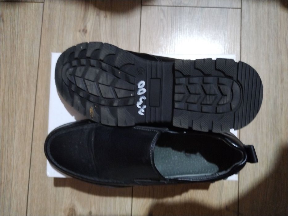 Пролам новую обувь  36р и 33 р