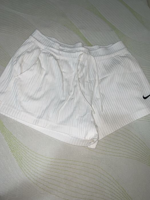 Pantaloni scurti nike dama