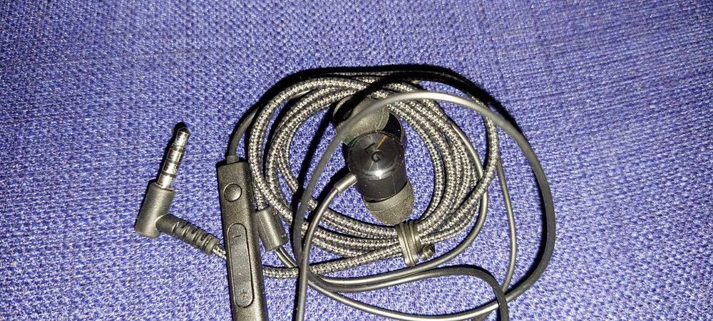 Слушалки LG с кабел и дистанционно