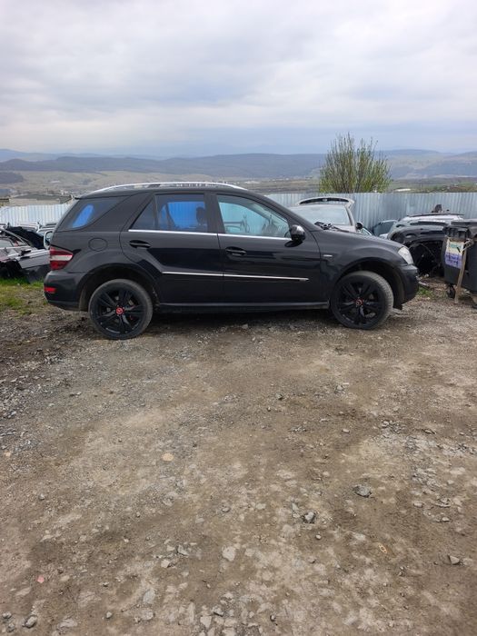 Dezmembrez Mercedes ML
