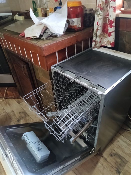 Vând mașină de spălat vase.