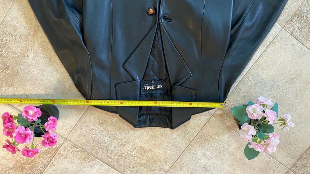 Haina dama piele foarte frumoasa marimea M