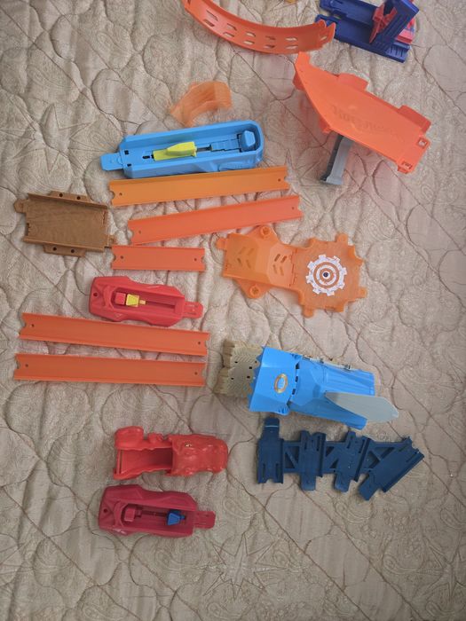 Hot wheels части от различни писти