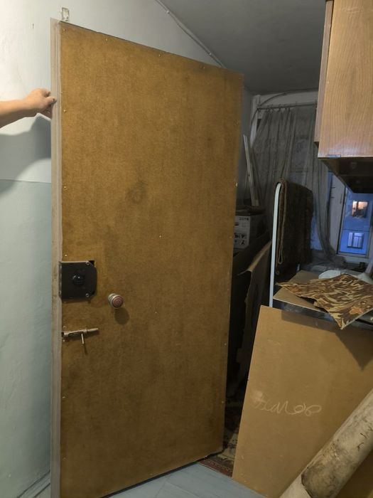 Продам железнаую дверь