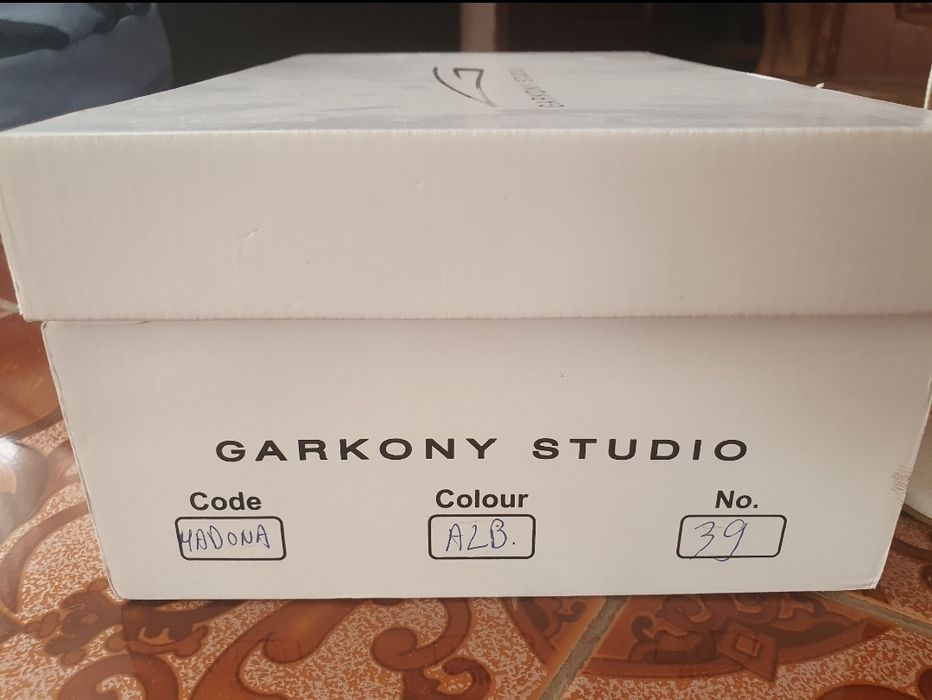 Sandale albe din piele