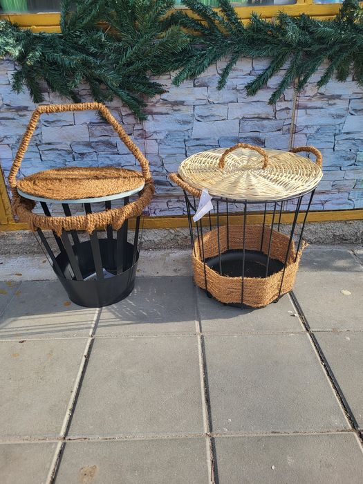 Ръчно изработени кош маса и кош за дърва пред камина