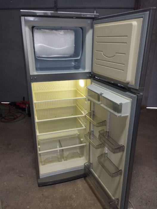 Холодильник АТЛАНТ. 2 камерали, 2,5 млн сотилади ками бор.