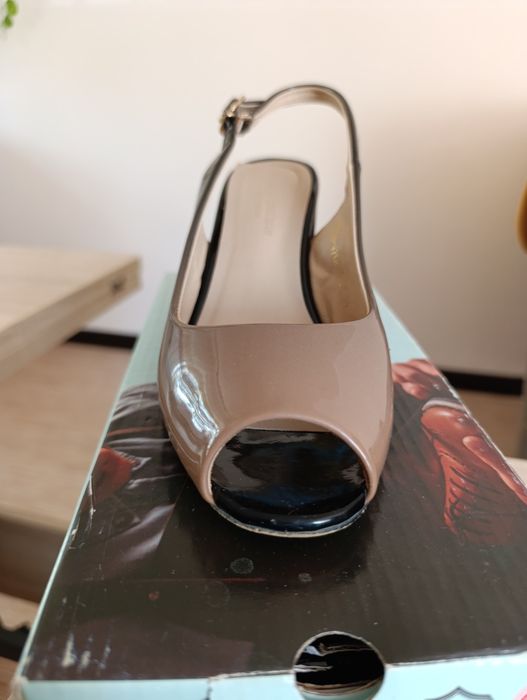 Продам лаковые босоножки