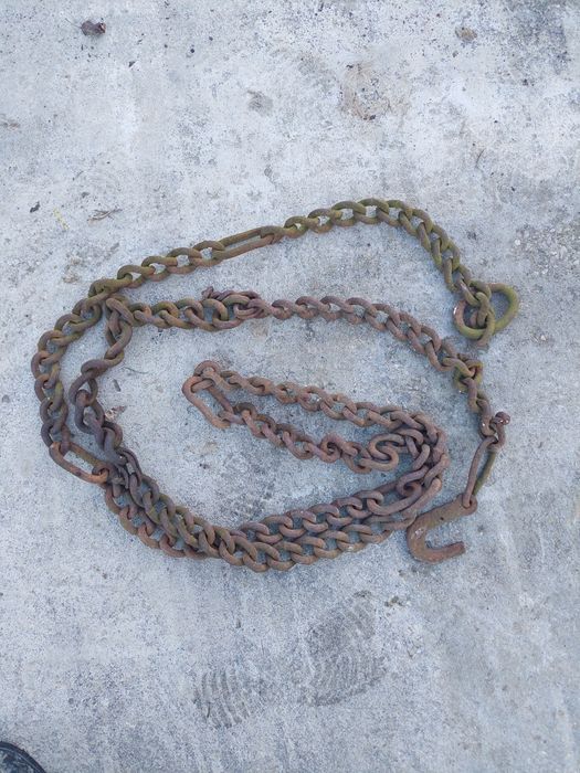 Lanțuri vechi și cruce căruță