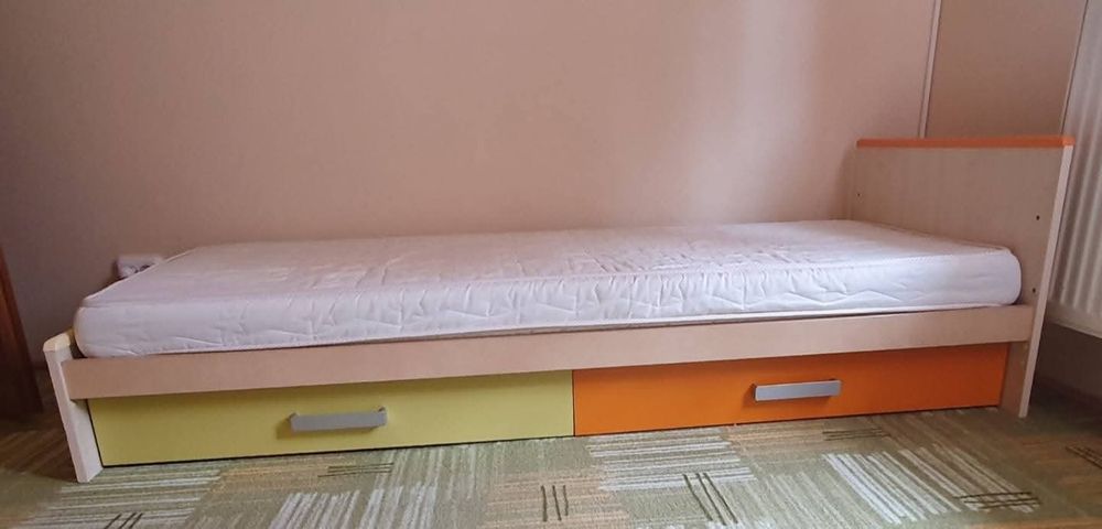 Vând urgent  Pat si comoda copii