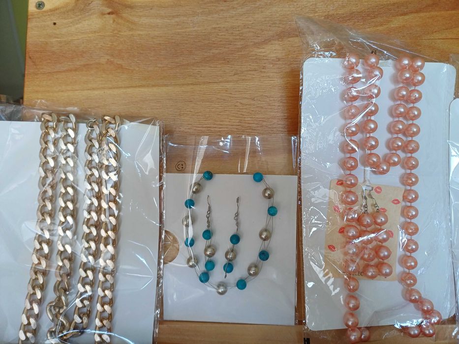 различни бижута за символична цена+ подарък