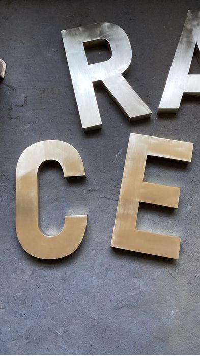 Confectionare litere volumetrice alama si plăci comemorative si institutionale