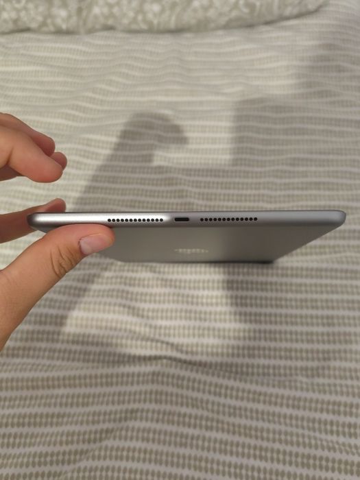 Vând iPad generația 6