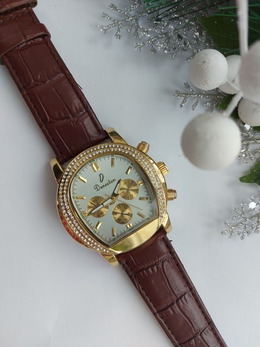 Новые наручные часы. Со стразами.