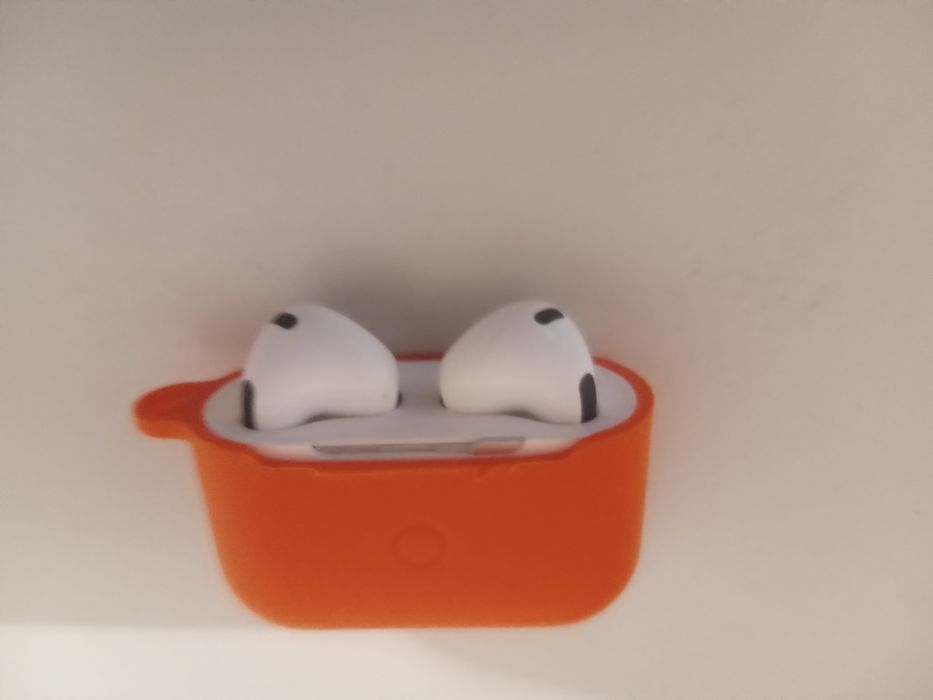 Продам Наушник AirPods 3.