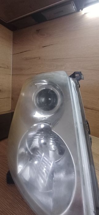 Ляв фар за Тойота Авенсис 2004г