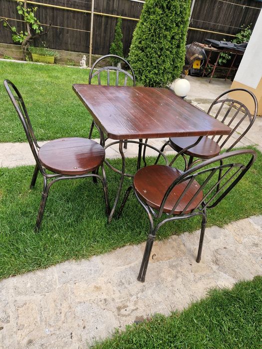 Masa cu patru scaune din fier forjat 600 lei