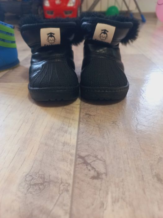 2 пары обувь.Размер 24