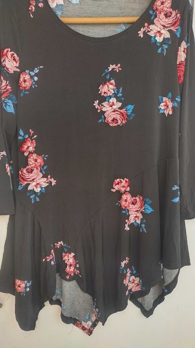 Красива туника с цветя и слънчеви очила