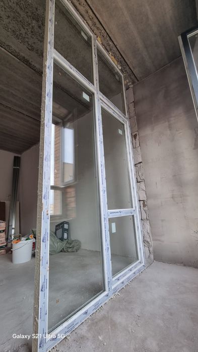 Продам дверь с окном пластиковые трехкамерные от балкона