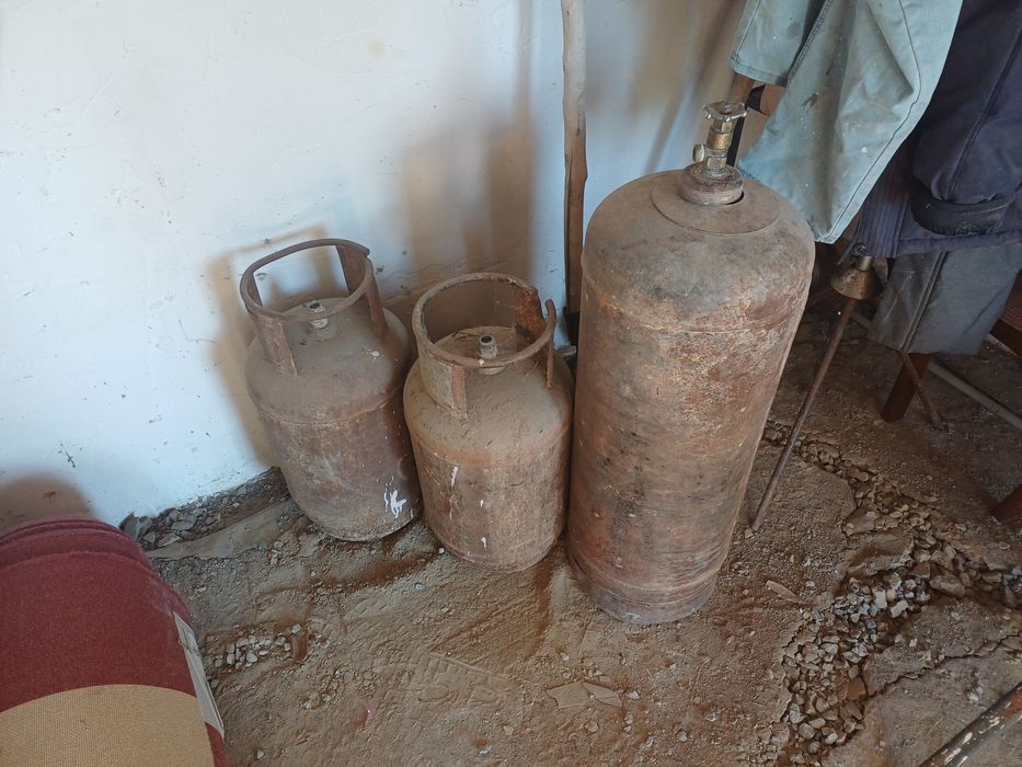 Газ балон 1 шт большой 1 шт мальенкии