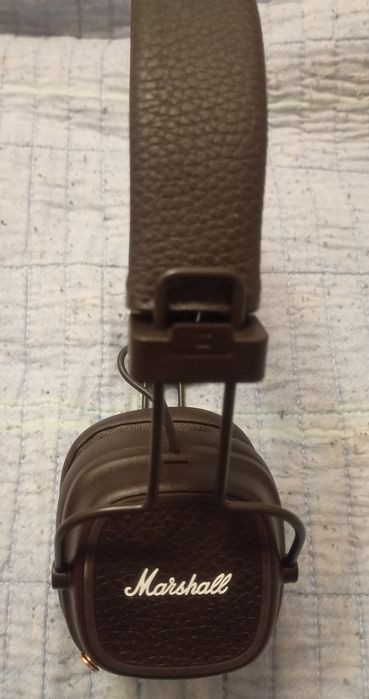 Наушники продаются.