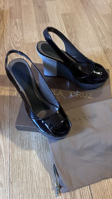 Sandale din piele lacuita, brand Lola Cruz, stare foarte buna