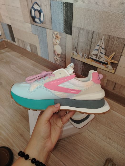 Продам женские летние кроссовки