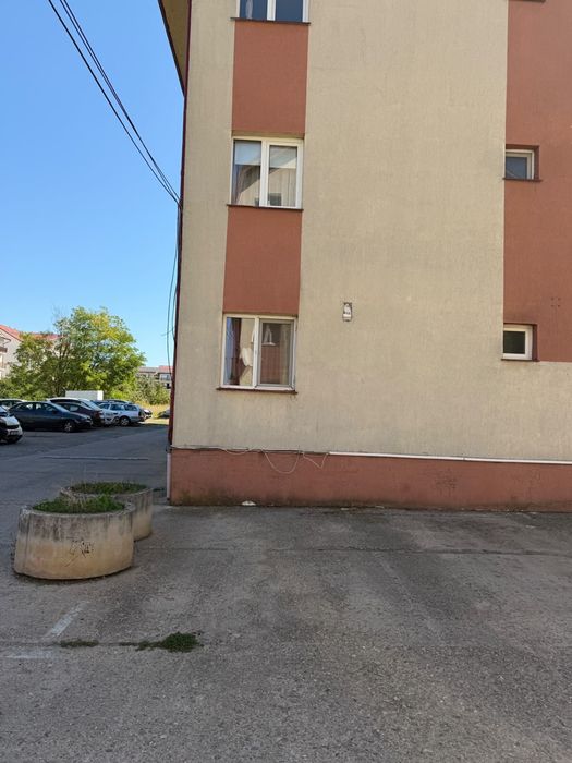 Vând parcare exterioară