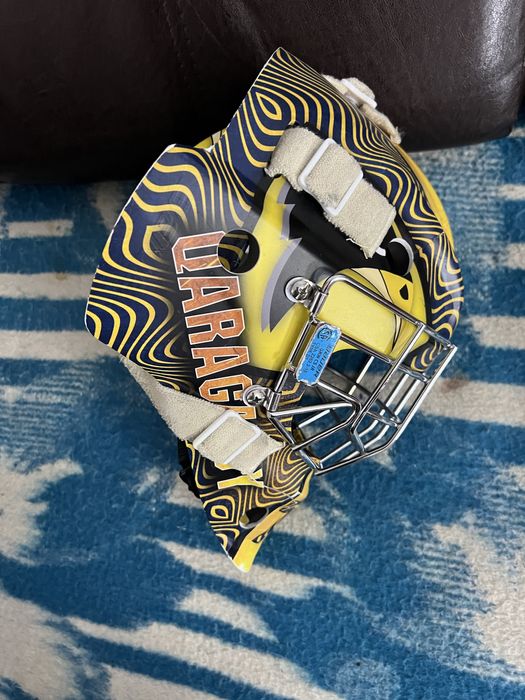 Хоккейный вратарский шлем