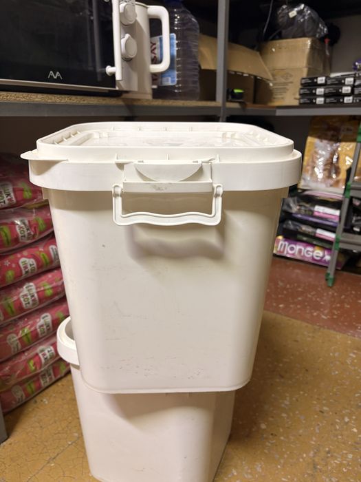 Б/у контейнер емкость 25 л с крышкой