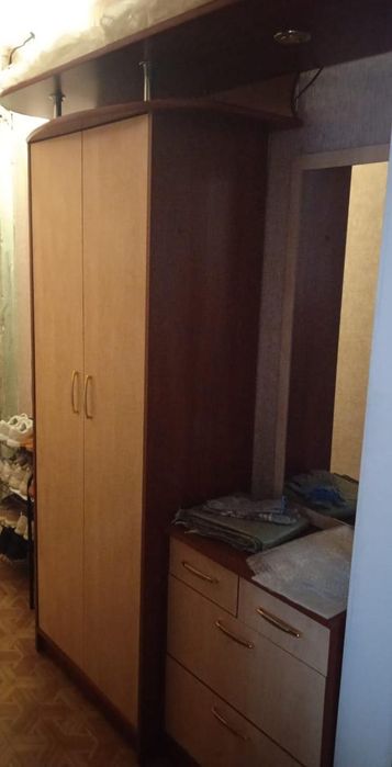 Продам прихожую: шкаф, тумба, зеркало